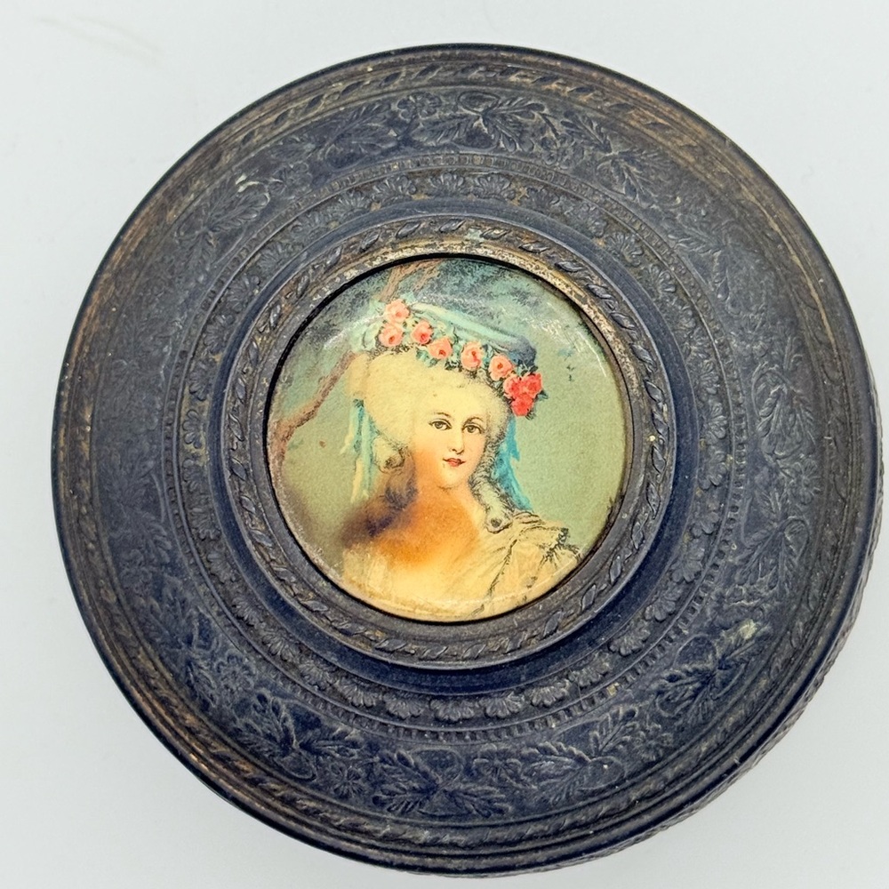 Vintage PNCW USA Metal Round Victorian Lady Jewelry Trinket Box - Picture 2 of 8